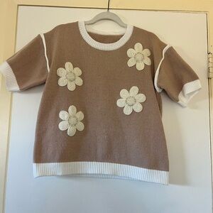 Women’s beige and White Floral Knit Top